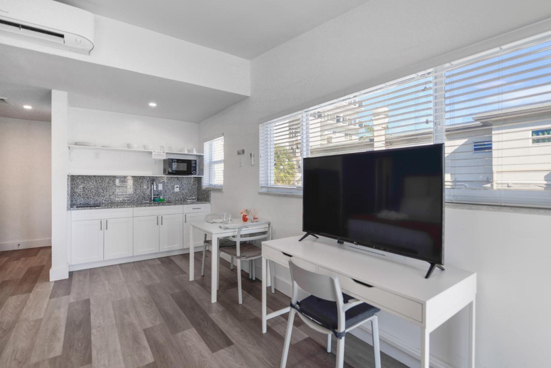 Spacious Studio With Balcony And Parking At The Beach -M46 好莱坞 外观 照片